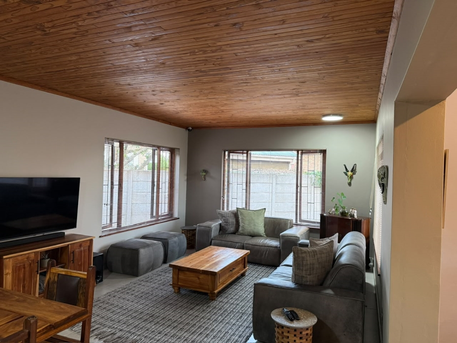 4 Bedroom Property for Sale in Fraaiuitsig Western Cape